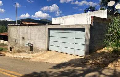 Imagem: A casa possui 2 Dormitórios, 1 Banheiro, 2 Vagas na garagem