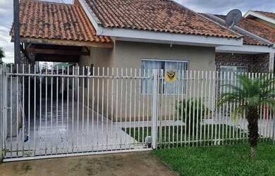 Imagem: A casa possui 3 Dormitórios, 1 Banheiro, 3 Vagas na garagem