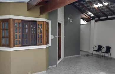 Imagem: A casa possui 2 Dormitórios, 3 Banheiros, 3 Vagas na garagem