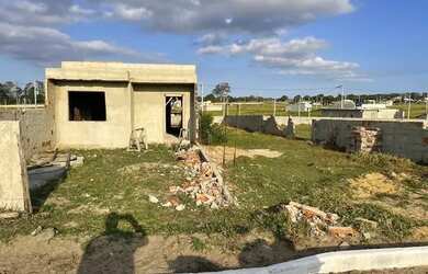 Imagem: A casa possui 2 Dormitórios, 2 Banheiros, 2 Vagas na garagem
