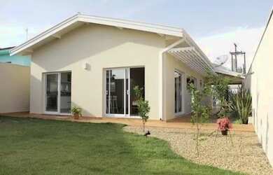 Imagem: A casa possui 2 Dormitórios, 2 Banheiros, 2 Vagas na garagem