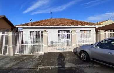 Imagem: A casa possui 3 Dormitórios, 1 Banheiro, 2 Vagas na garagem