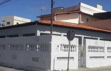 Imagem: A casa possui 3 Dormitórios, 1 Banheiro e está localizado