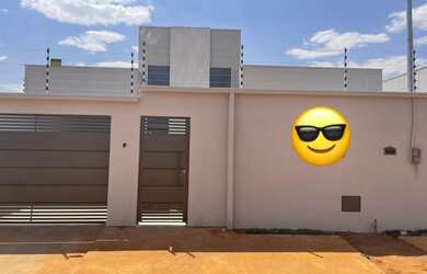 Imagem: A casa possui 3 Dormitórios, 2 Banheiros, 2 Vagas na garagem