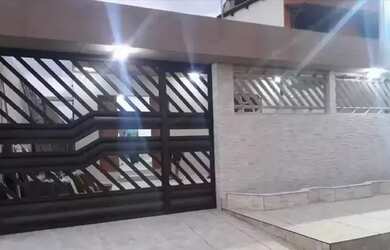 Imagem: A casa possui 2 Dormitórios, 1 Banheiro, 2 Vagas na garagem