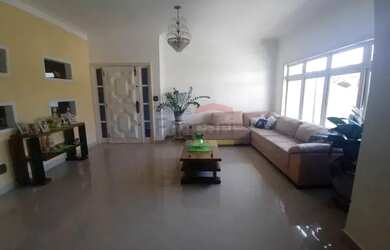 Imagem: A casa possui 3 Dormitórios, 4 Banheiros, 3 Vagas na garagem