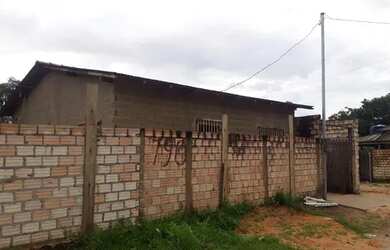 Imagem: A casa possui 3 Dormitórios, 1 Banheiro, 1 Vaga na garagem