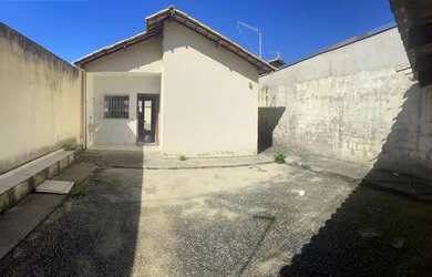 Imagem: A casa possui 3 Dormitórios, 2 Banheiros, 2 Vagas na garagem