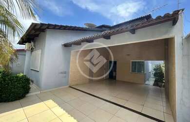 Imagem: A casa possui 3 Dormitórios, 3 Banheiros, 4 Vagas na garagem