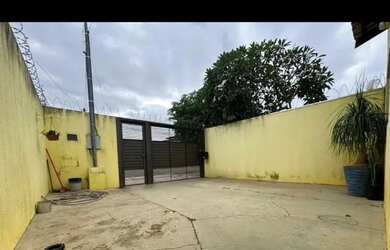 Imagem: A casa possui 2 Dormitórios, 1 Banheiro e 2 Vagas na garagem