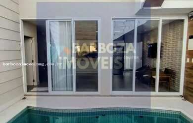 Imagem: A casa possui 3 Dormitórios, 2 Banheiros, 5 Vagas na garagem