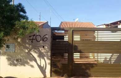 Imagem: A casa possui 2 Dormitórios, 2 Banheiros, 2 Vagas na garagem