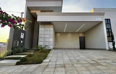 Imagem: A casa em condomínio possui 3 Dormitórios, 1 Banheiro, 2 Vagas