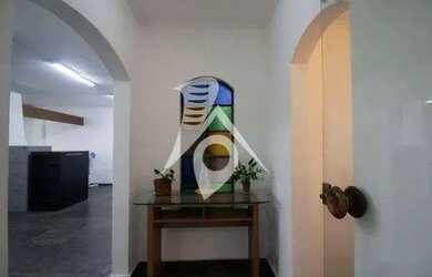 Imagem: A casa possui 4 Dormitórios, 5 Banheiros, 3 Vagas na garagem