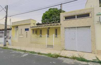 Imagem: A casa possui 3 Dormitórios, 3 Banheiros e está localizado