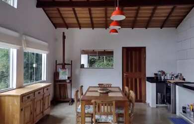 Imagem: A casa possui 2 Dormitórios, 1 Banheiro, 2 Vagas na garagem