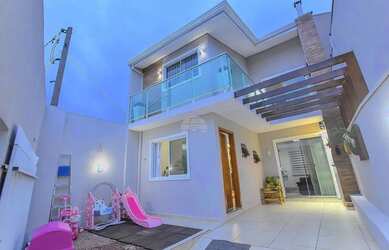 Imagem: A casa possui 3 Dormitórios, 2 Banheiros, 2 Vagas na garagem