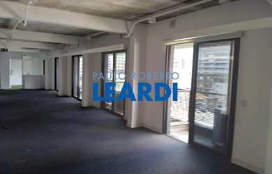 Imagem: O depósito possui 5 Vagas na garagem, 450m² de Área e está