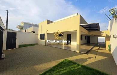 Imagem: A casa possui 4 Dormitórios, 3 Banheiros, 4 Vagas na garagem