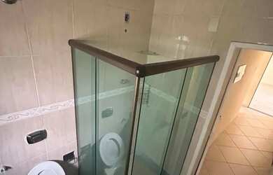 Imagem: A casa possui 3 Dormitórios, 1 Banheiro, 2 Vagas na garagem