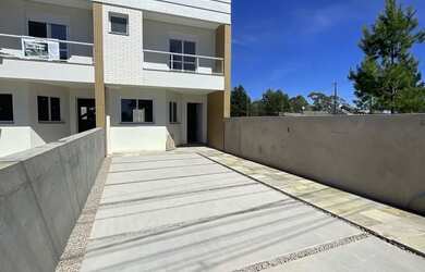 Imagem: A casa possui 3 Dormitórios, 1 Banheiro, 2 Vagas na garagem