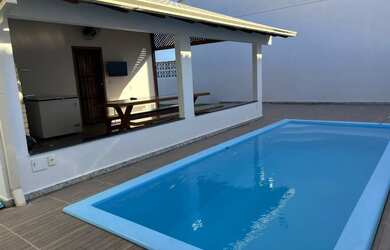 Imagem: A casa possui 2 Dormitórios, Acomodam 10 pessoas e 4 Vagas