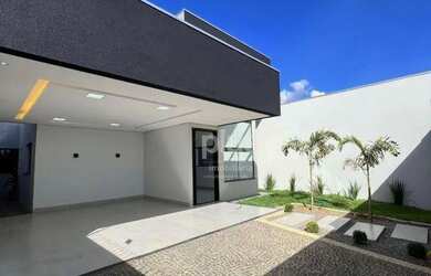 Imagem: A casa possui 3 Dormitórios, 2 Banheiros, 4 Vagas na garagem