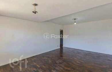 Imagem: A casa possui 3 Dormitórios, 1 Banheiro, 2 Vagas na garagem