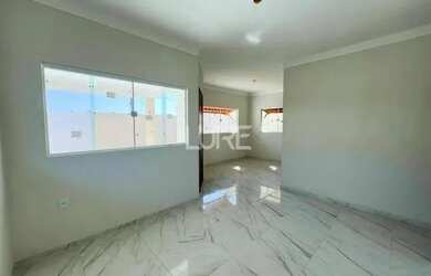 Imagem: A casa possui 3 Dormitórios, 2 Banheiros, 2 Vagas na garagem