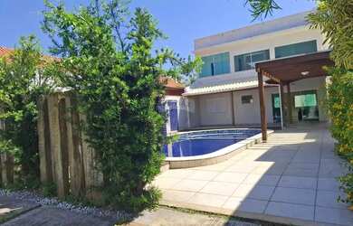 Imagem: A casa possui 3 Dormitórios, 2 Banheiros, 4 Vagas na garagem