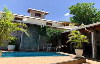 Imagem: A casa possui 2 Dormitórios, 3 Banheiros, 2 Vagas na garagem