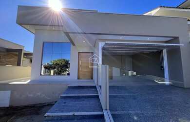 Imagem: A casa possui 2 Dormitórios, 2 Banheiros, 2 Vagas na garagem