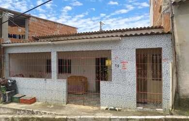 Imagem: A casa possui 4 Dormitórios, 3 Banheiros, 1 Vaga na garagem