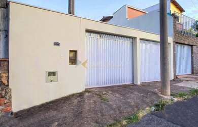 Imagem: A casa possui 3 Dormitórios, 2 Banheiros, 2 Vagas na garagem