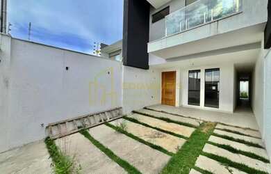 Imagem: A casa possui 3 Dormitórios, 2 Banheiros, 2 Vagas na garagem