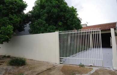 Imagem: A casa possui 3 Dormitórios, 2 Banheiros, 2 Vagas na garagem