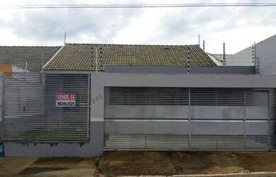 Imagem: A casa possui 3 Dormitórios, 2 Vagas na garagem e está localizado