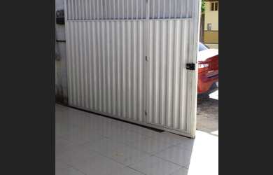 Imagem: A casa possui 3 Dormitórios, 1 Banheiro, 2 Vagas na garagem