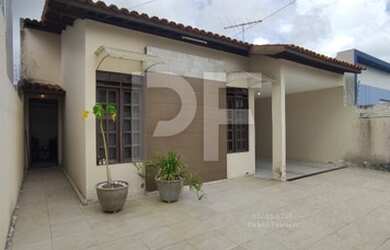 Imagem: A casa possui 3 Dormitórios, 2 Banheiros, 3 Vagas na garagem