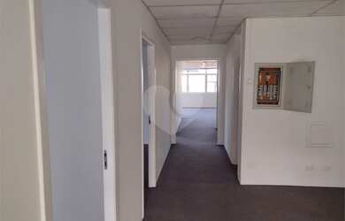 Imagem: O depósito possui 5 Vagas na garagem, 360m² de Área e está