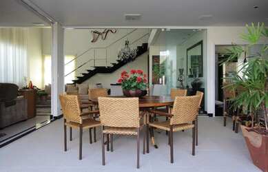 Imagem: A casa possui 3 Dormitórios, 3 Banheiros, 2 Vagas na garagem