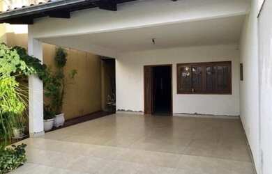 Imagem: A casa possui 2 Dormitórios, 2 Banheiros, 2 Vagas na garagem