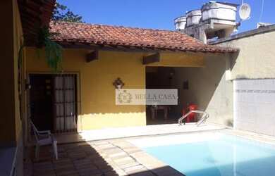 Imagem: A casa possui 3 Dormitórios, 2 Banheiros, 4 Vagas na garagem