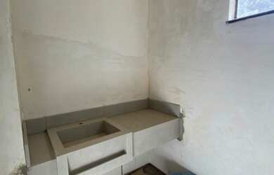 Imagem: A casa possui 3 Dormitórios, 2 Banheiros, 2 Vagas na garagem