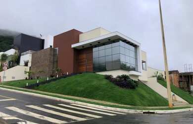 Imagem: A casa possui 3 Dormitórios, 3 Banheiros, 4 Vagas na garagem