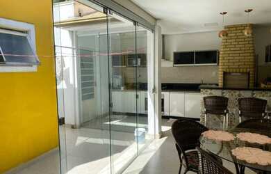 Imagem: A casa possui 3 Dormitórios, 2 Banheiros, 2 Vagas na garagem