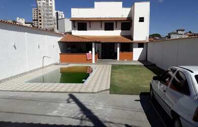 Imagem: A casa possui 3 Dormitórios, 2 Banheiros, 2 Vagas na garagem