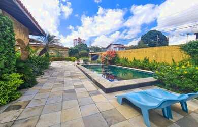 Imagem: A casa possui 4 Dormitórios, 5 Banheiros, 5 Vagas na garagem