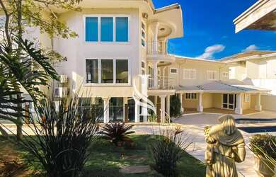 Imagem: A casa em condomínio possui 5 Dormitórios, 5 Banheiros, 5