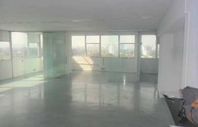 Imagem: O depósito possui 2 Vagas na garagem, 160m² de Área e está